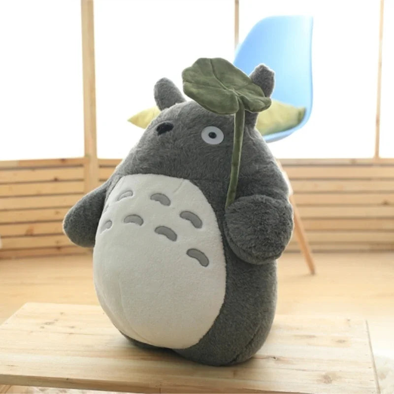 Peluche Totoro Sonriente con Hoja de Loto - Decoración Exclusiva y Elegante