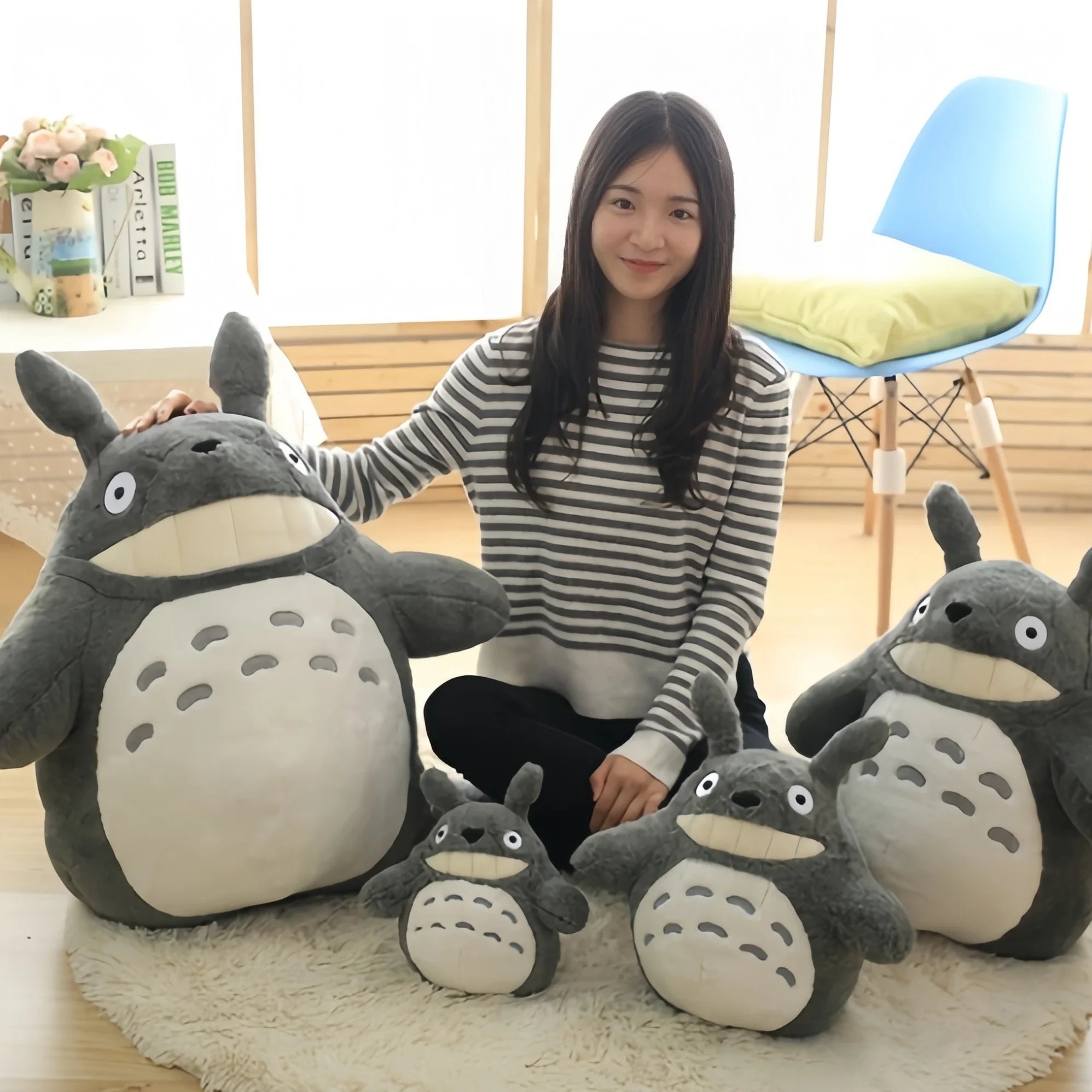 Peluche Totoro Sonriente con Hoja de Loto - Decoración Exclusiva y Elegante