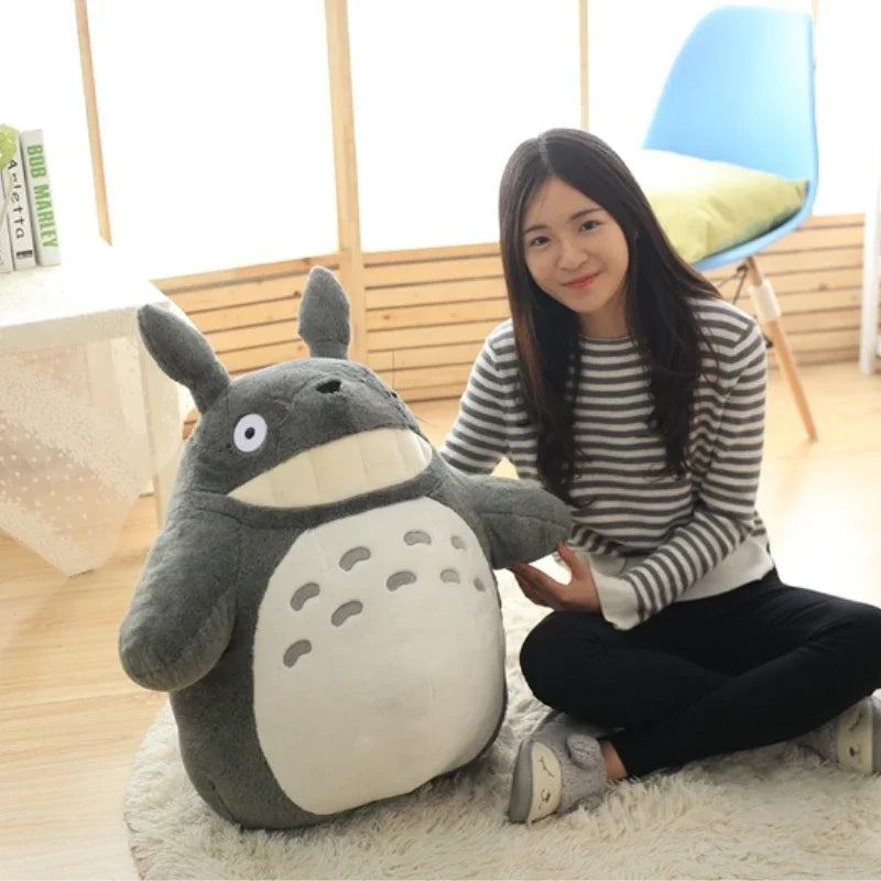 Peluche Totoro Sonriente con Hoja de Loto - Decoración Exclusiva y Elegante