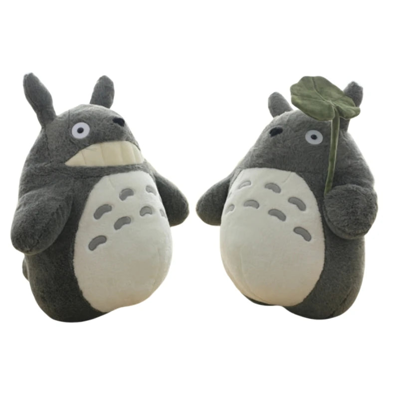 Peluche Totoro Sonriente con Hoja de Loto - Decoración Exclusiva y Elegante