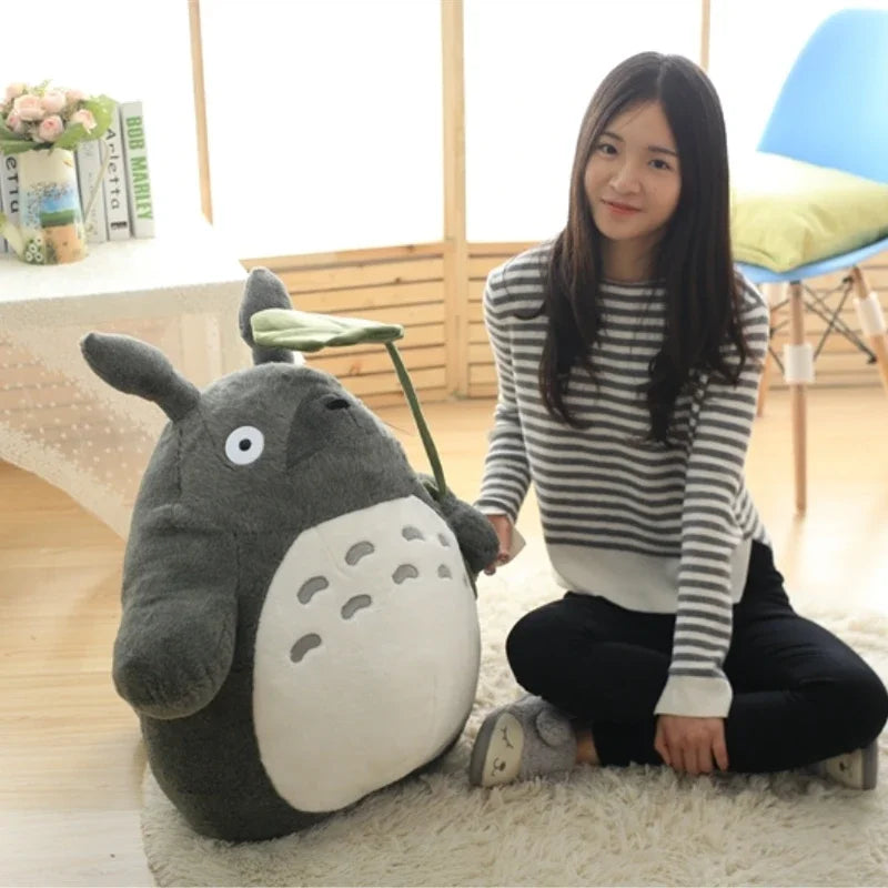 Peluche Totoro Sonriente con Hoja de Loto - Decoración Exclusiva y Elegante