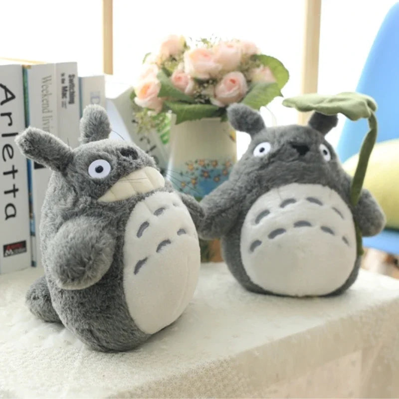Peluche Totoro Sonriente con Hoja de Loto - Decoración Exclusiva y Elegante