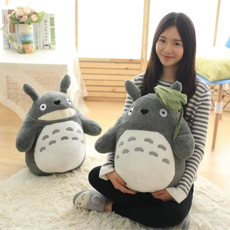Peluche Totoro Sonriente con Hoja de Loto - Decoración Exclusiva y Elegante