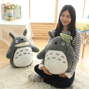 Peluche Totoro Sonriente con Hoja de Loto - Decoración Exclusiva y Elegante
