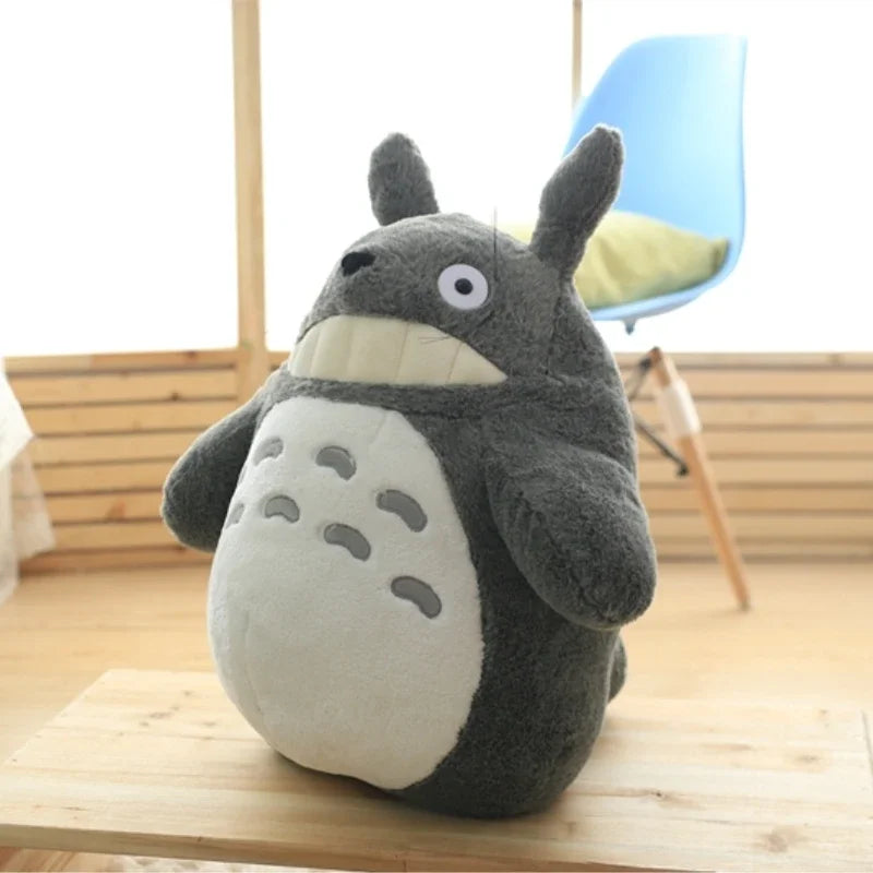 Peluche Totoro Sonriente con Hoja de Loto - Decoración Exclusiva y Elegante